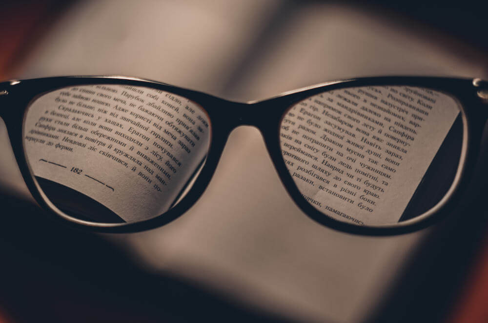 okulary na książce