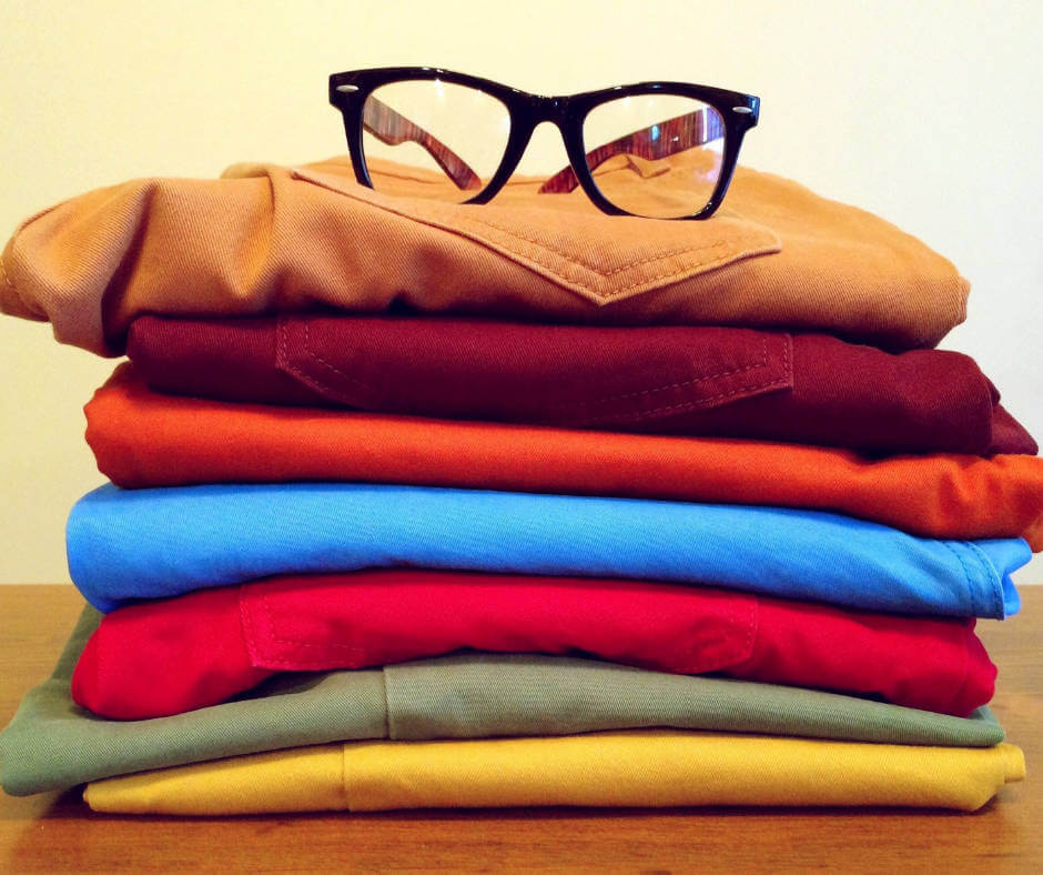 kolorowe ubrania i okulary